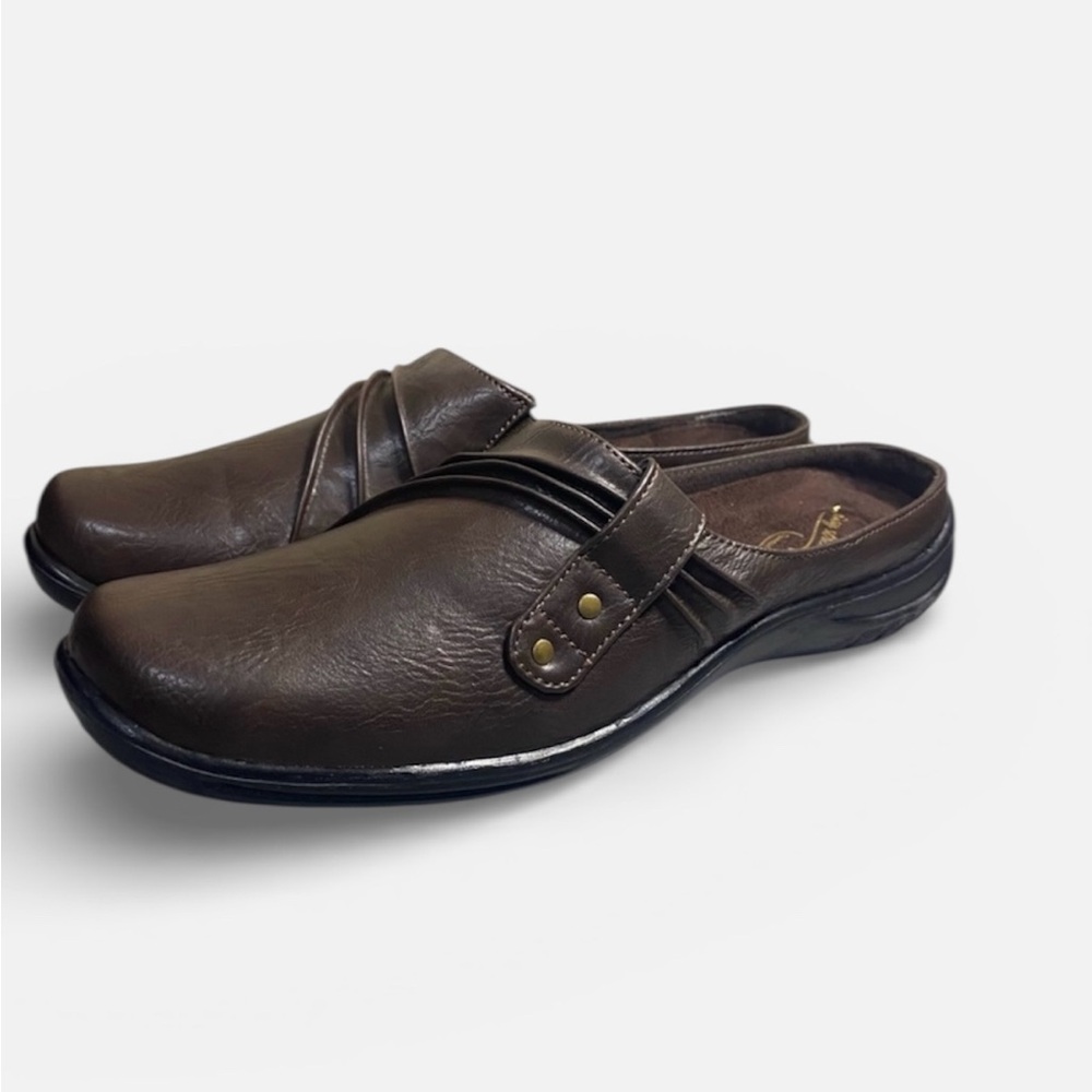 NWOT Easy Street Holly Studded Mules